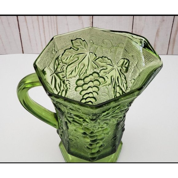 Green HARVEST GRAPE PITCHER Octagonal Paneled Sides Vtg Anchor Hocking Glass. - Picture 1 of 6